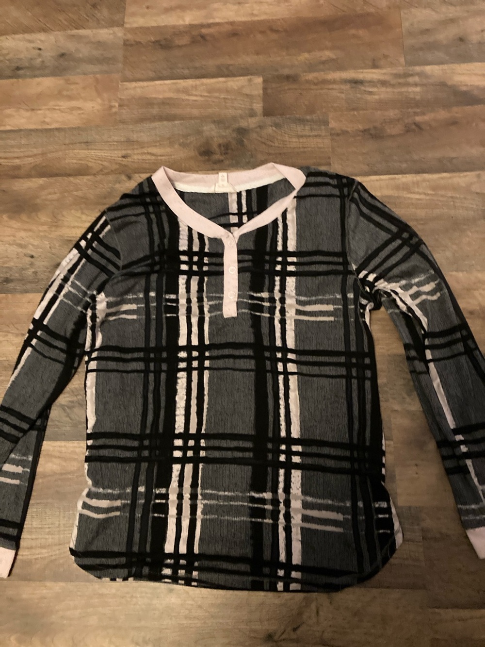 Aeropostale Gray Black and White Plaid Button-Front Long Sleeve Top